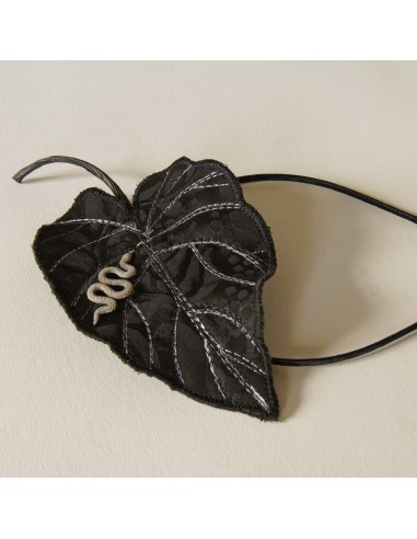 Black Colocasia leaf with serpent l'évolution des habitudes 