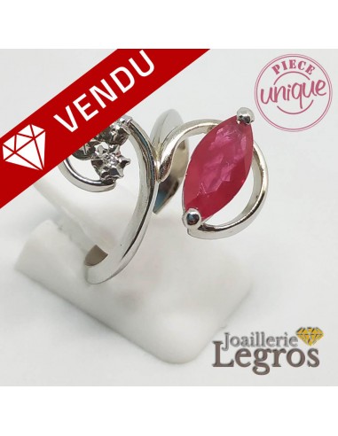 Bague Rubis navette et 3 diamants or blanc 18 carats à prix réduit toute l'année