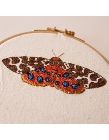 Embroidered Hoop Art Garden Tiger Moth Insect Fiber Art paiement sécurisé