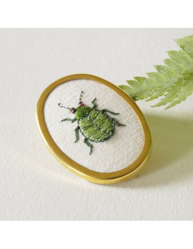 Green Leaf Beetle brooch pin hand embroidered entomology jewelry hantent personnes