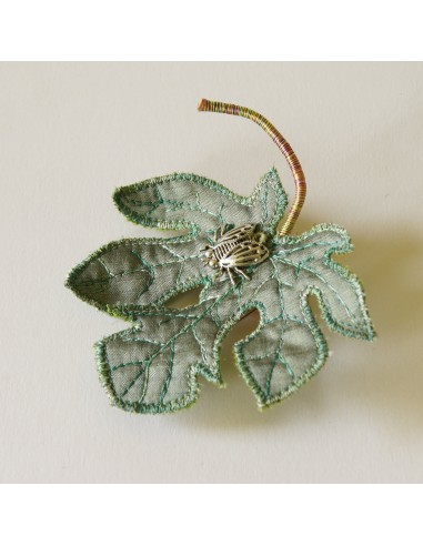 Fig Leaf Fiber Art Brooch une grave pollution 