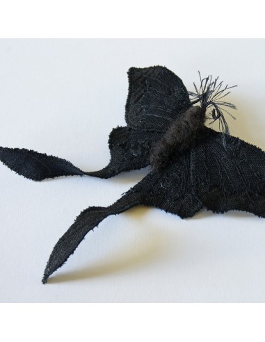 Black Luna Moth Fiber Art Brooch Collaboration with Nuit Clothing Atelier Par le système avancé 